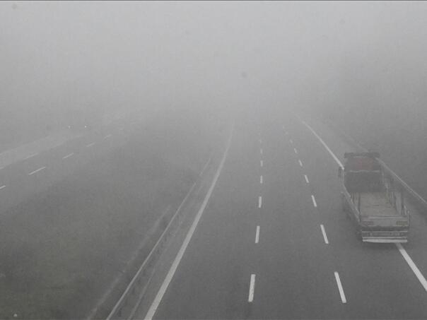 Vozači, oprez: Klizav kolovoz, magla i odroni otežavaju saobraćaj