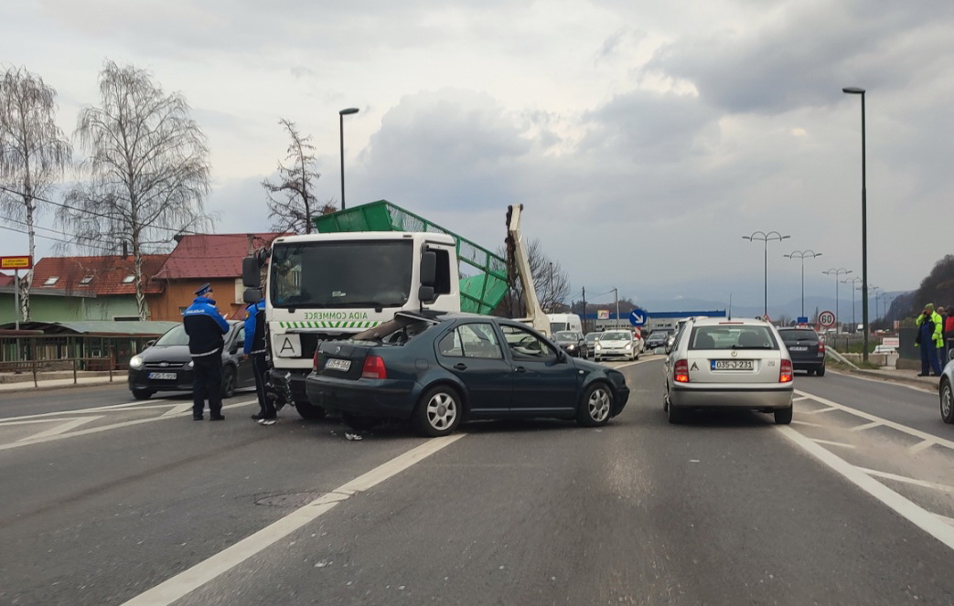 Vozači, oprez! Sudari, povrijeđeni, prepriječen šleper prema Kladnju