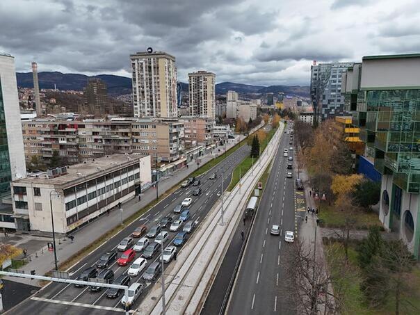 Vozači, oprez: Suhi kolovozi, ali jak vjetar i klizišta stvaraju probleme
