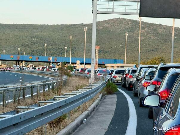Vozači, pazite zbog odrona, moguća čekanja na granicama