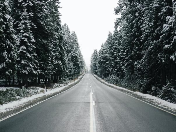 Vozači oprez: Zbog snijega i ledene kiše moguća poledica na više dionica