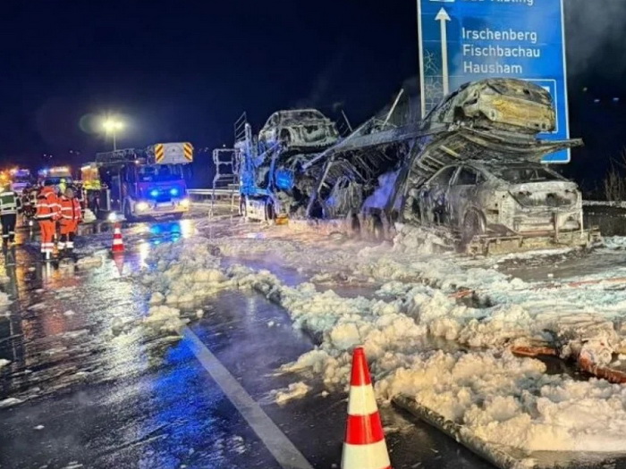 Vozaču iz BiH izgorio šleper sa natovarenim luksuznim automobilima