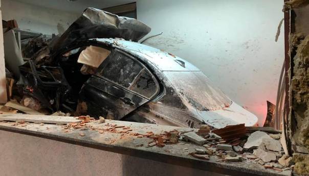 Vozilo se zaletilo u naplatne kućice, poginuo radnik