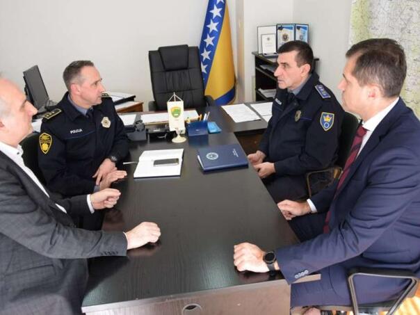 Vračo i Gazić posjetili Policijsku stanicu Tešanj, razgovarano o sigurnosti i opremanju policije