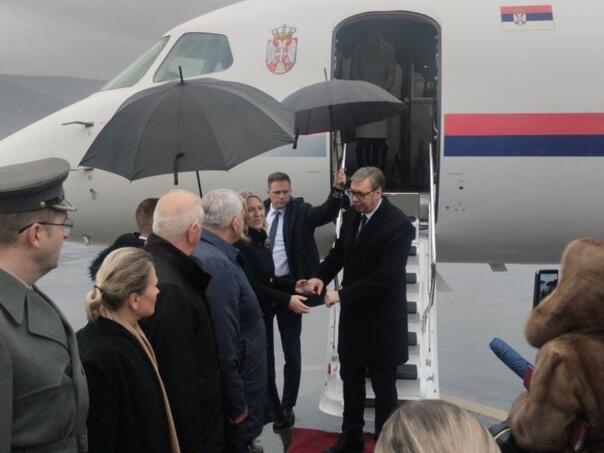 Vučić avionom stigao u Mostar, dočekala ga Cvijanović