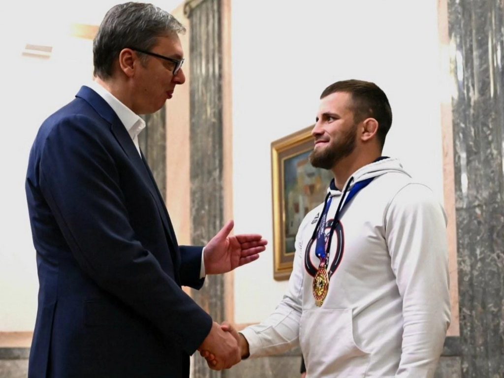 Vučić čestitao hrvaču: Posebno smo sretni što si pokazao tri prsta u Zagrebu