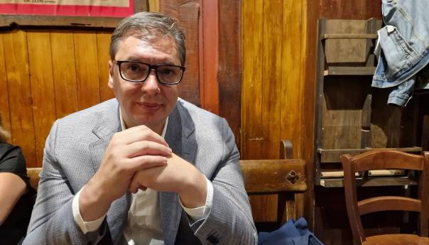 Vučić se požalio građanima: Vjerovali ili ne, ne radi mi telefon