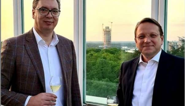 Vučić na radnoj večeri sa Varhelyiem
