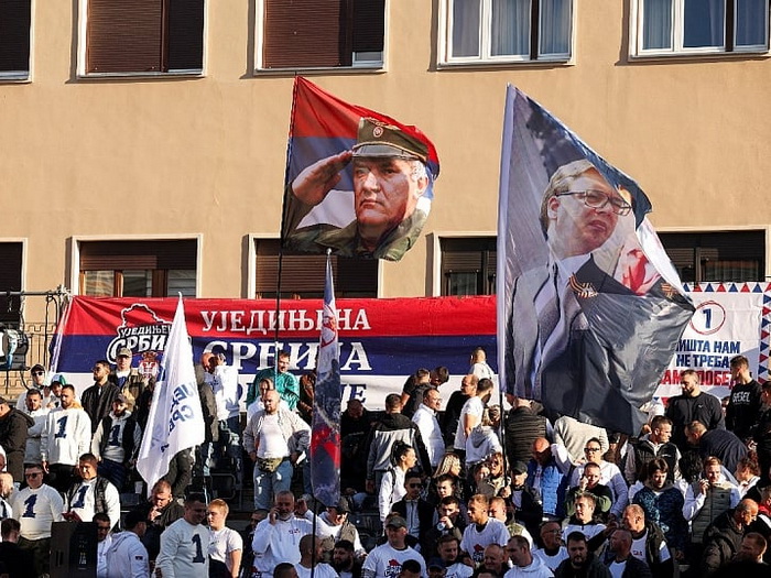 Vučić okupio pristaše u Novom Sadu: Mahali zastavom zločinca Mladića