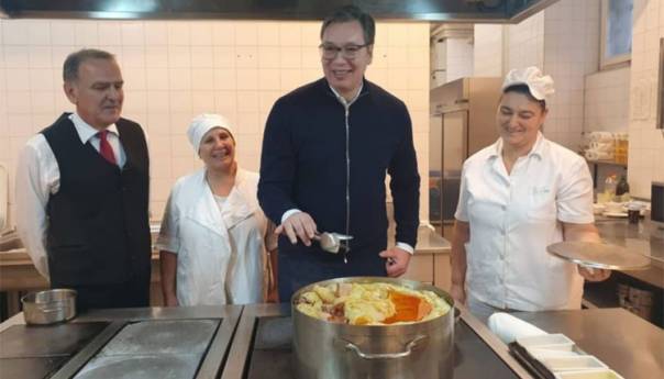 Vučić pomogao u kuhinji Predsjedništva