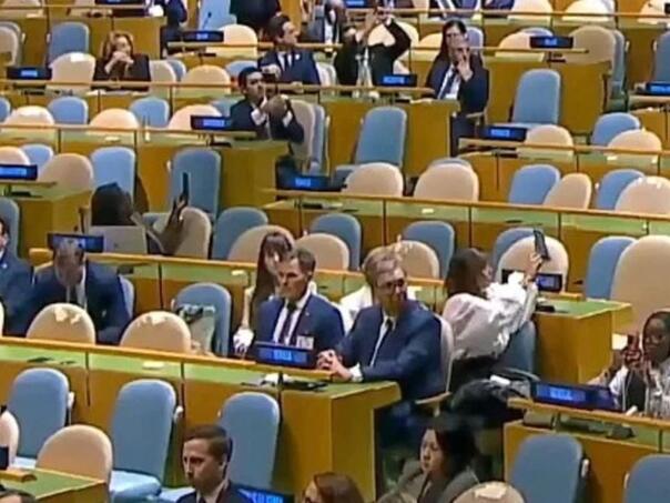 Vučić slušao Netanyahua, pogledajte reakciju kada se dvorana ispraznila