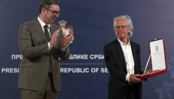 Vučić uručio Handkeu Orden Karađorđeve zvijezde prvog stepena