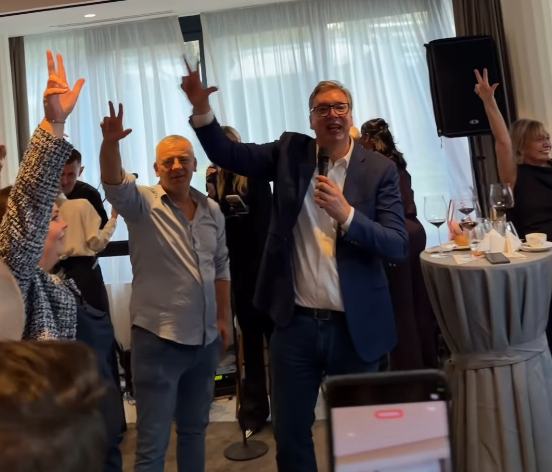 Vučić večeras podnosi ostavku, "oprostio se" uz poneku suzu i tri prsta
