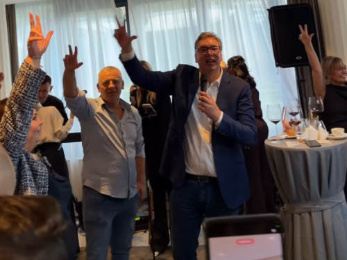 Vučić večeras podnosi ostavku, "oprostio se" uz poneku suzu i tri prsta