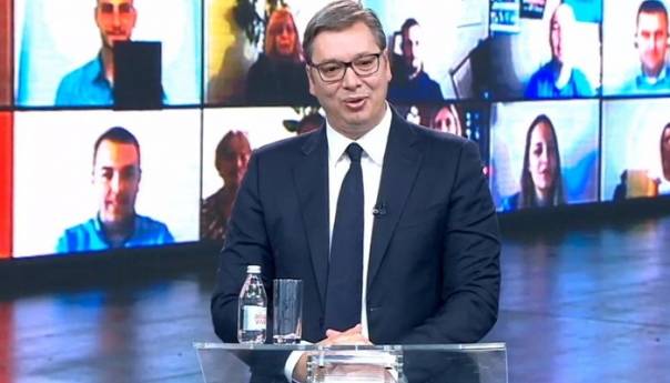 Vučić započeo online izbornu kampanju, mahao televizorima