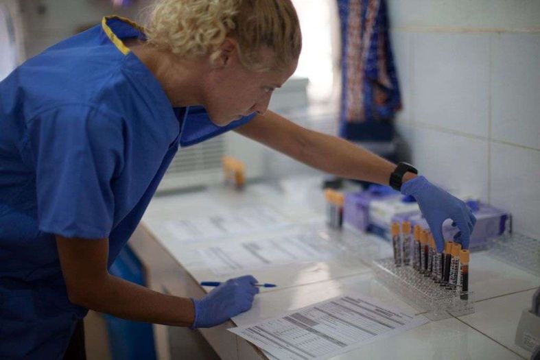 WHO: 75 zdravstvenih radnika zaraženo ebolom u Africi