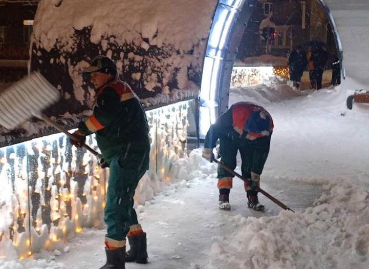 Za čišćenje snijega u Sarajevu angažovano 100 osoba sa biroa