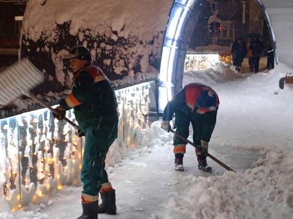 Za čišćenje snijega u Sarajevu angažovano 100 osoba sa biroa