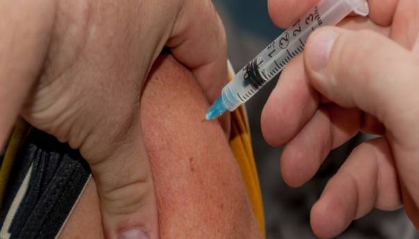 Za nekoliko stotina eura primaju vakcine umjesto drugih, mladić primio 23 doze