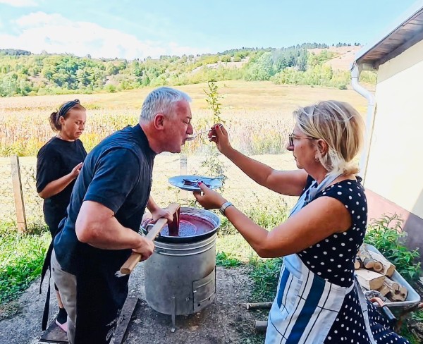 Zaboravite na politiku, stigle su šljive: Branislav Borenović i Mira Pekić zasukali rukave