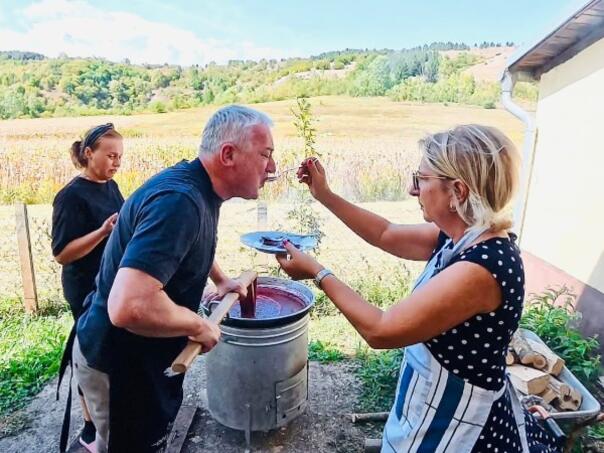 Zaboravite na politiku, stigle su šljive: Branislav Borenović i Mira Pekić zasukali rukave