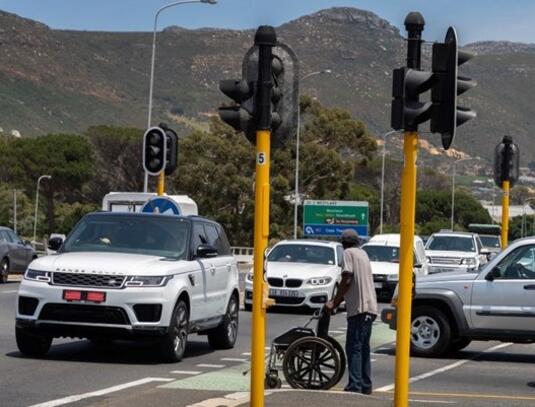 Zabrinjavajući trend u Južnoafričkoj republici, Vlada upozorava: Ne skačite pred aute!
