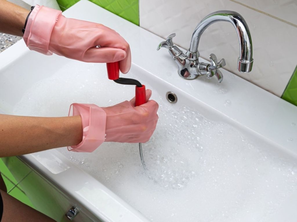 Začepljen sudoper? Jedna kuhinjska namirnica rješava problem za par minuta