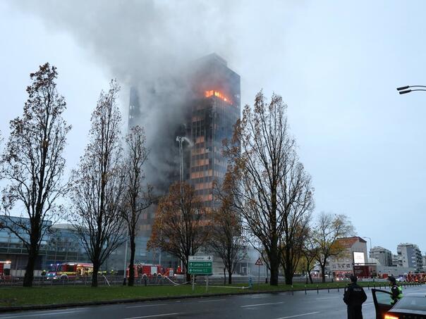 Zagreb: Vjesnikov neboder još gori, a već se govori o rušenju
