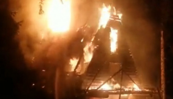 Zapalila se vikendica na Vlašiću, požar zahvatio i dio šume