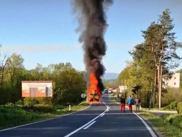 Zapalio se kamion kod Tuzle