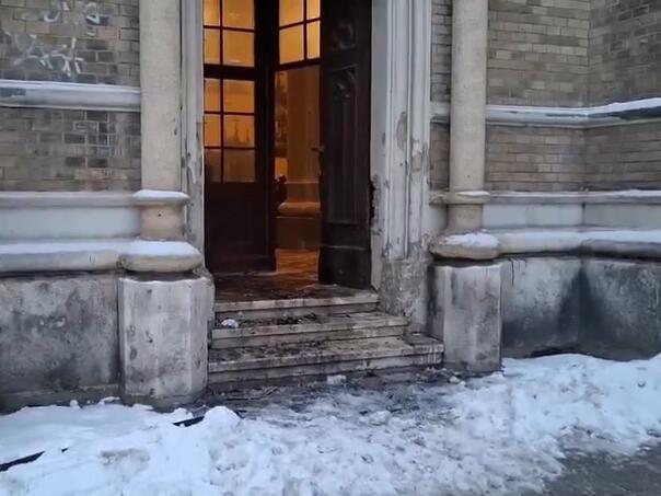 Zapaljena vrata katoličke crkve u Novom Sadu