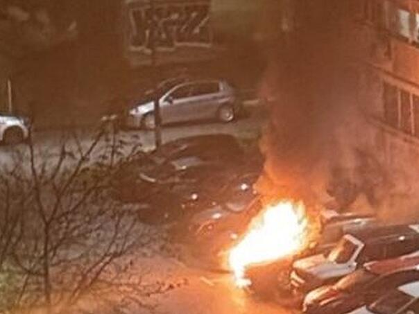Zapaljeno više automobila na Grbavici i Hrasnom, policija privela tri maloljetnika