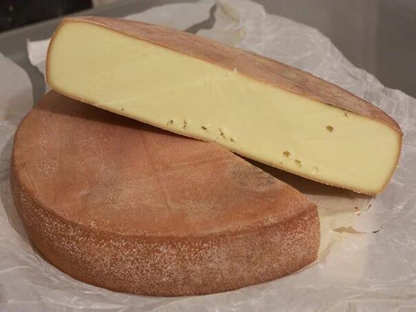 Zaposlenik mljekare pronevjerio 12 tona švicarskog sira