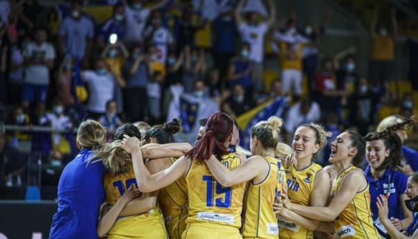 Zasluženo slavlje: Bh. košarkašice zapjevale zajedno sa BH Fanaticosima