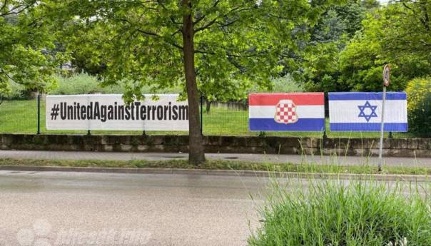 Zastave tzv. Herceg-Bosne i Izraela na ogradi u Mostaru