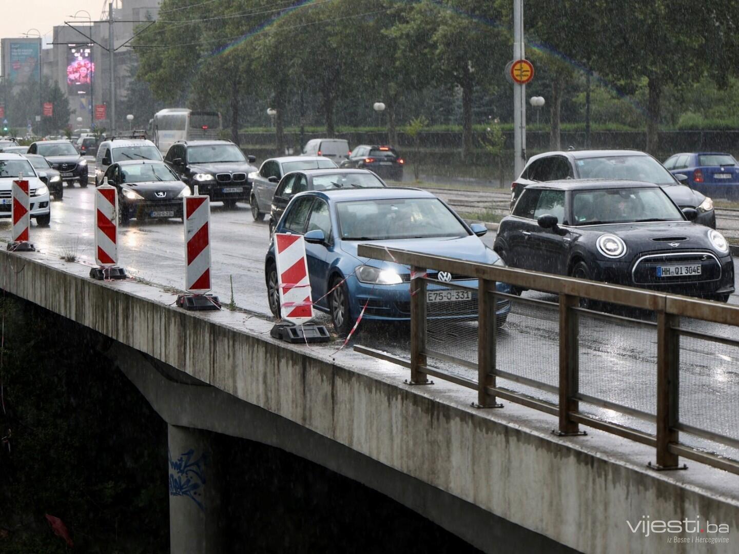 Zaštitna ograda završila u rijeci, sanacije nema ni nakon mjesec dana: Zašto!?