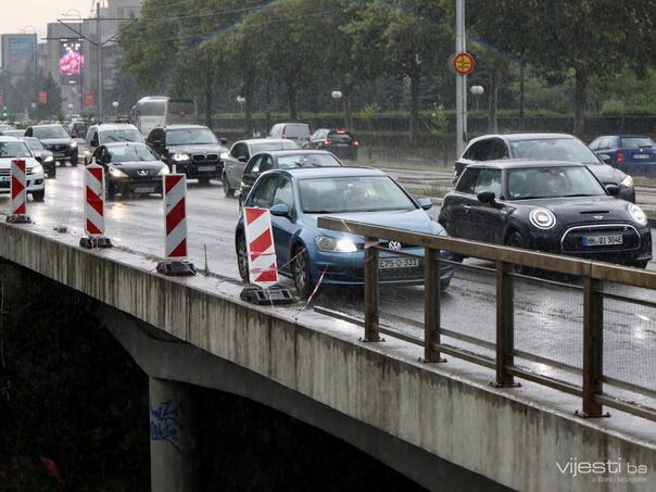 Zaštitna ograda završila u rijeci, sanacije nema ni nakon mjesec dana: Zašto!?