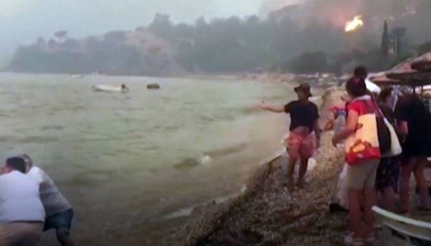 Zastrašujuće snimke požara u Turskoj, turisti bježe čamcima