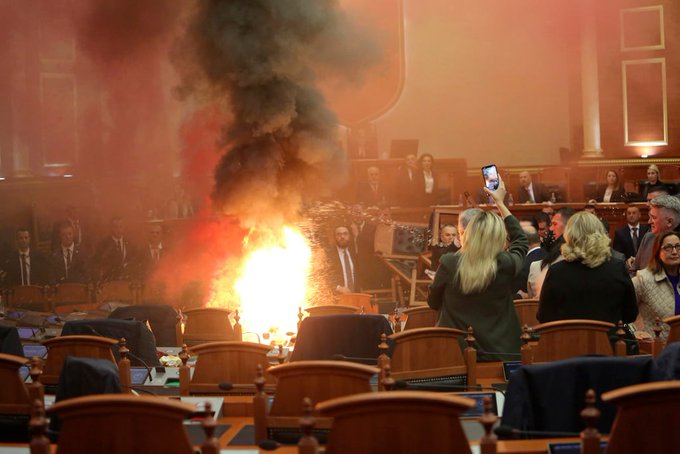 Oglasio se Rama nakon što su zastupnici u Skupštini Albanije aktivirali dimne bombe