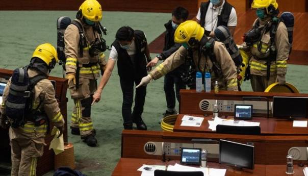 Zastupnici u Hong Kongu prskali smrdljivu tekućinu u parlamentu u znak protesta