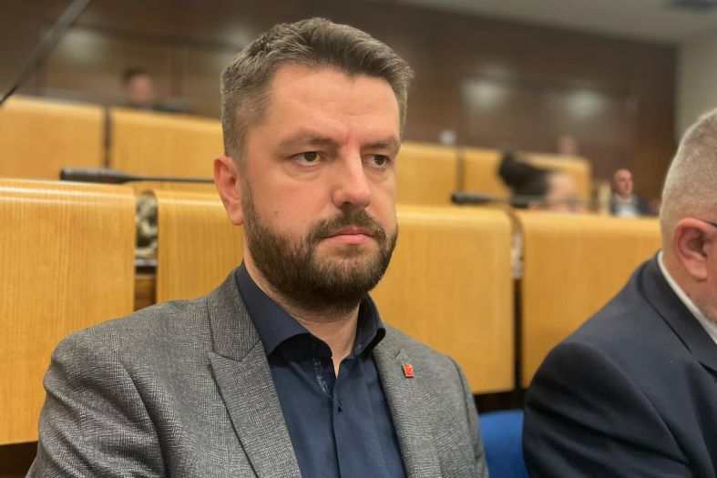 Zastupnik NS-a: Nije sjajno, ali glasati ćemo za Vukoju