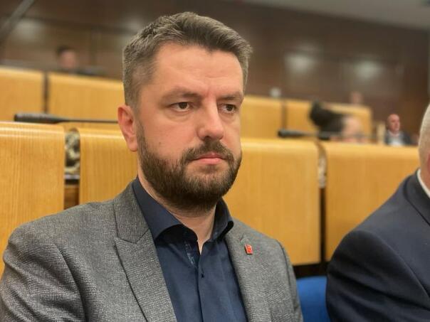 Zastupnik NS-a: Nije sjajno, ali glasati ćemo za Vukoju