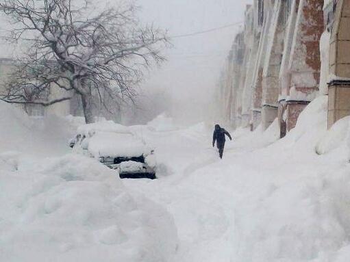 Zatrpani živi: Ljudi kopaju tunele kroz 4 metra snijega