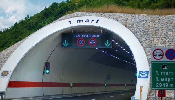 Zatvorena desna cijev tunela 1. mart; Odron na putu Banja Luka-Čelinac