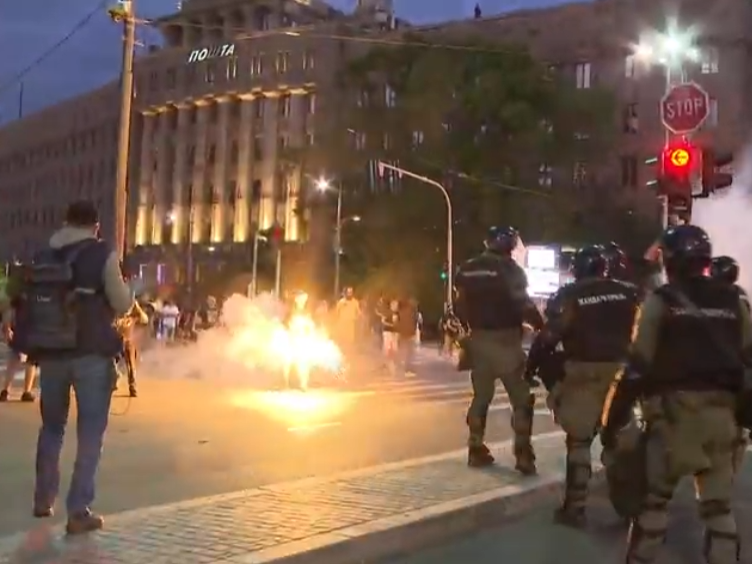 Završen protest u Beogradu: Žandarmerija na terenu, odjekuju topovski udari...