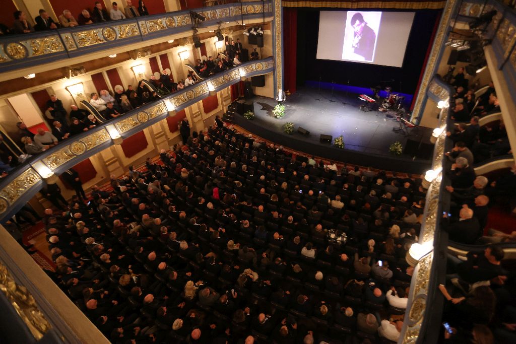 Završena komemoracija Halidu Bešliću: Emocije, suze i posljednje poruke legendi