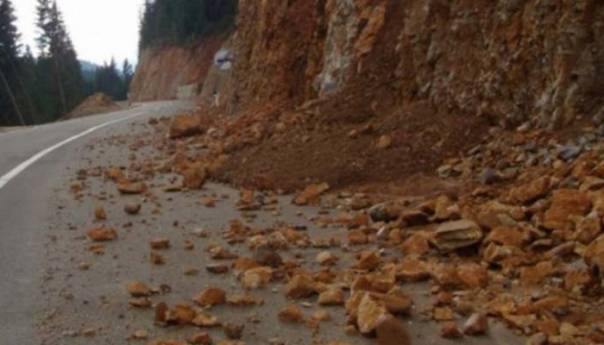 Zbog padavina i odrona potreban pojačan oprez