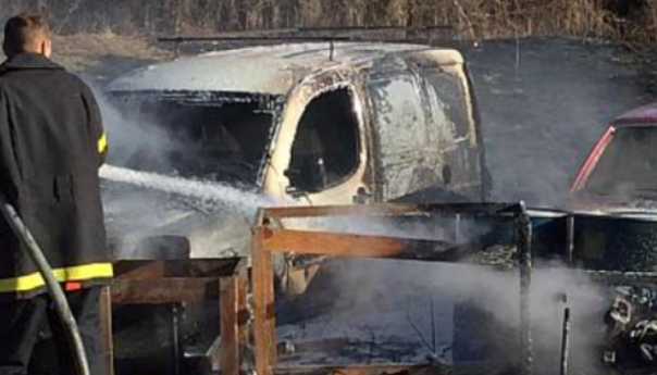 Zbog paljenja suhe trave izgorjela dva vozila kod Tomislavgrada