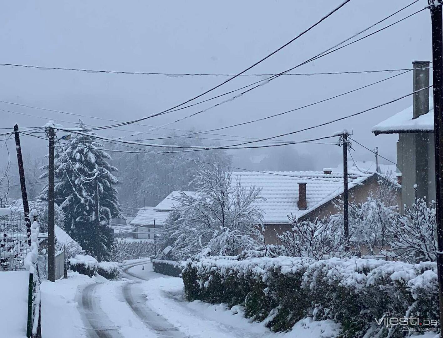 Zbog snijega mnoga tuzlanska naselja bez struje i vode!