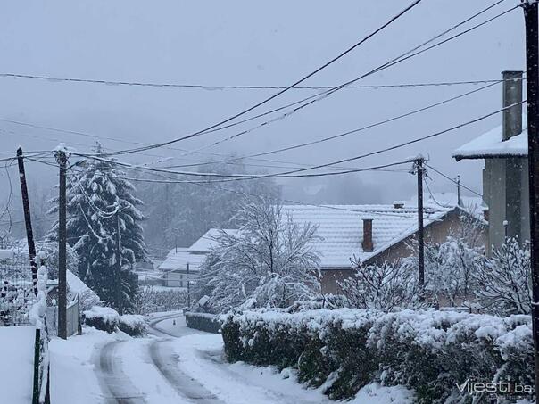 Zbog snijega mnoga tuzlanska naselja bez struje i vode!
